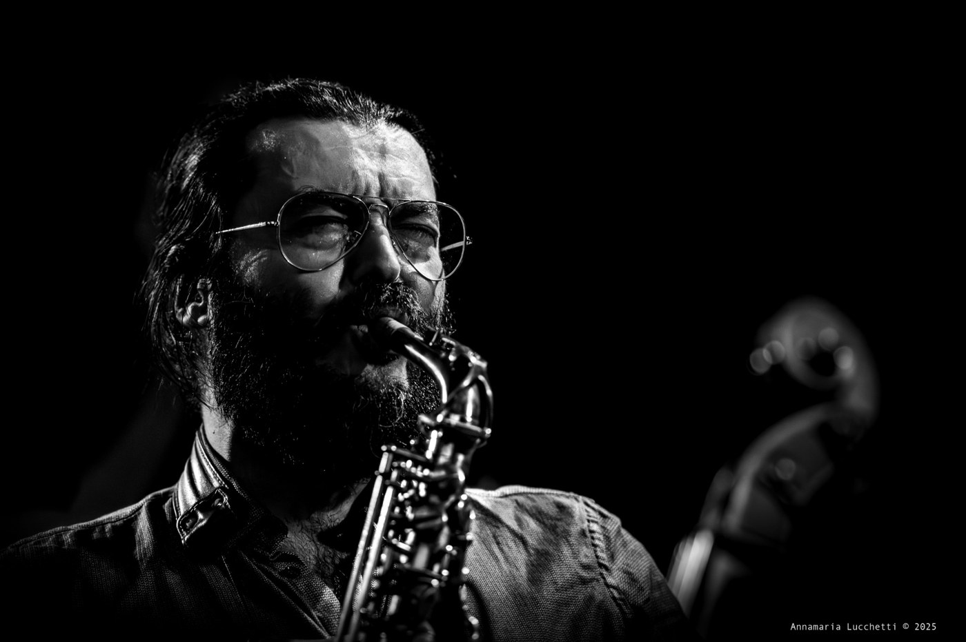 Piero Bittolo Bon with a saxophone in a black and white concert photograph